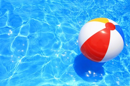 pool-water-with-beach-ball-best-design-ideas-4